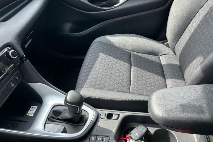 Bronze Toyota Yaris fra 2023