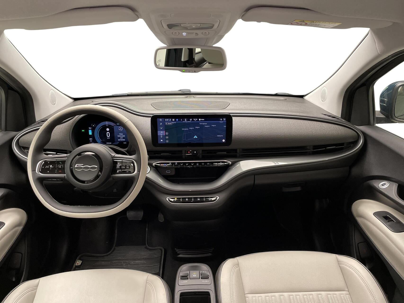 Grøn Fiat 500e fra 2023 set indefra