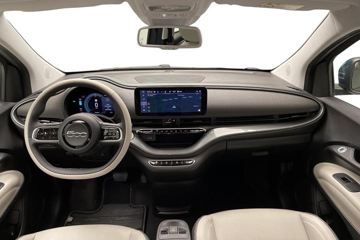 Grøn Fiat 500e fra 2023 set indefra