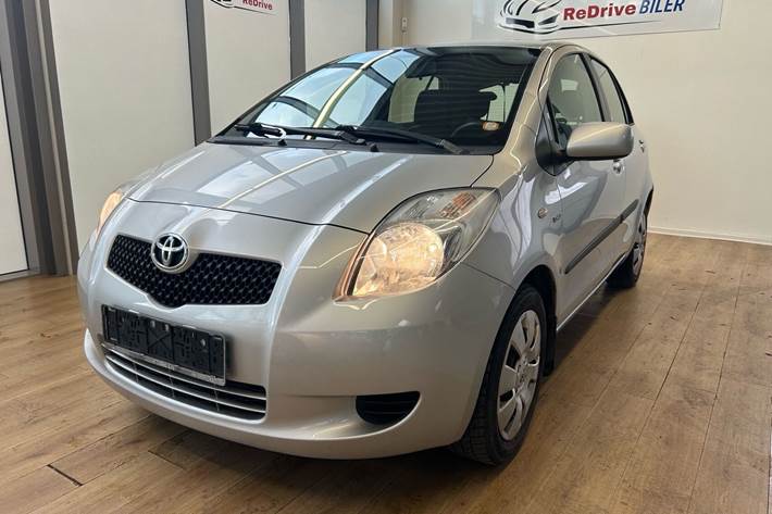 Sølv Toyota Yaris fra 2008 set udefra