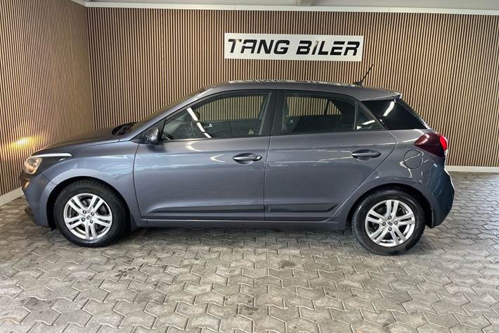 Grå Hyundai i20 fra 2020