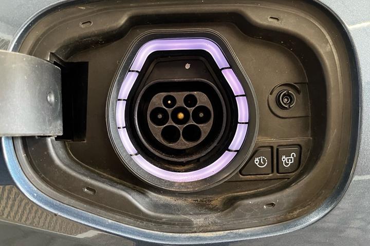 Blå Ford Kuga fra 2020