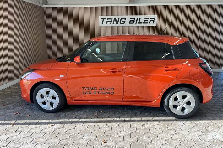 Orange Suzuki Swift fra 2024
