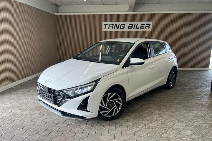 Hvid Hyundai i20 fra 2024 set udefra