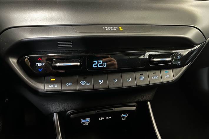 Hvid Hyundai i20 fra 2024