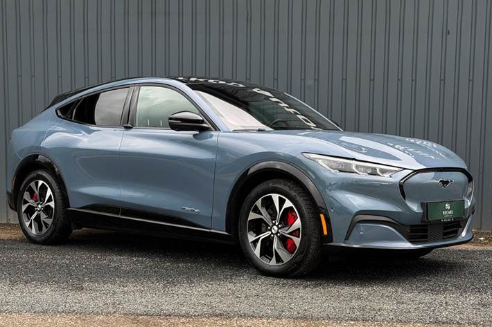 Blå Ford Mustang Mach-E fra 2023 set udefra