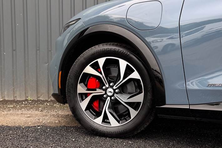 Blå Ford Mustang Mach-E fra 2023