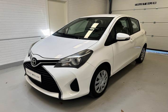 Hvid Toyota Yaris fra 2015 set udefra