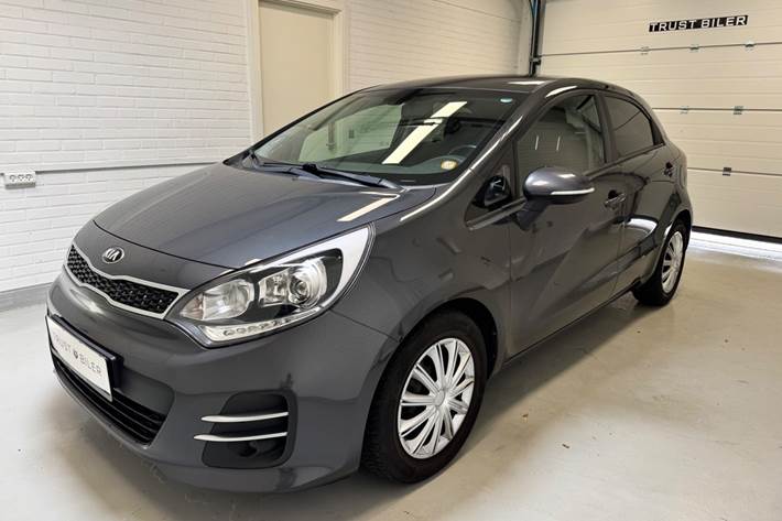 Grå Kia Rio fra 2015 set udefra