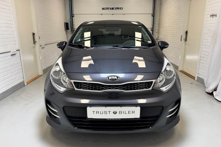 Grå Kia Rio fra 2015