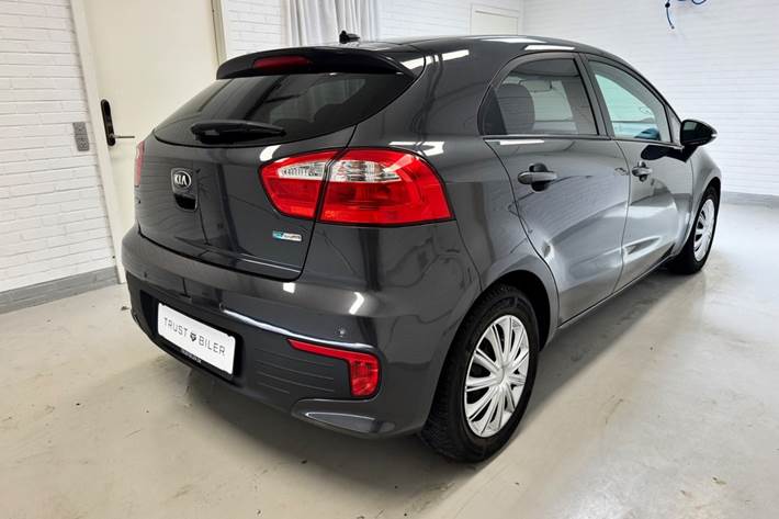 Grå Kia Rio fra 2015