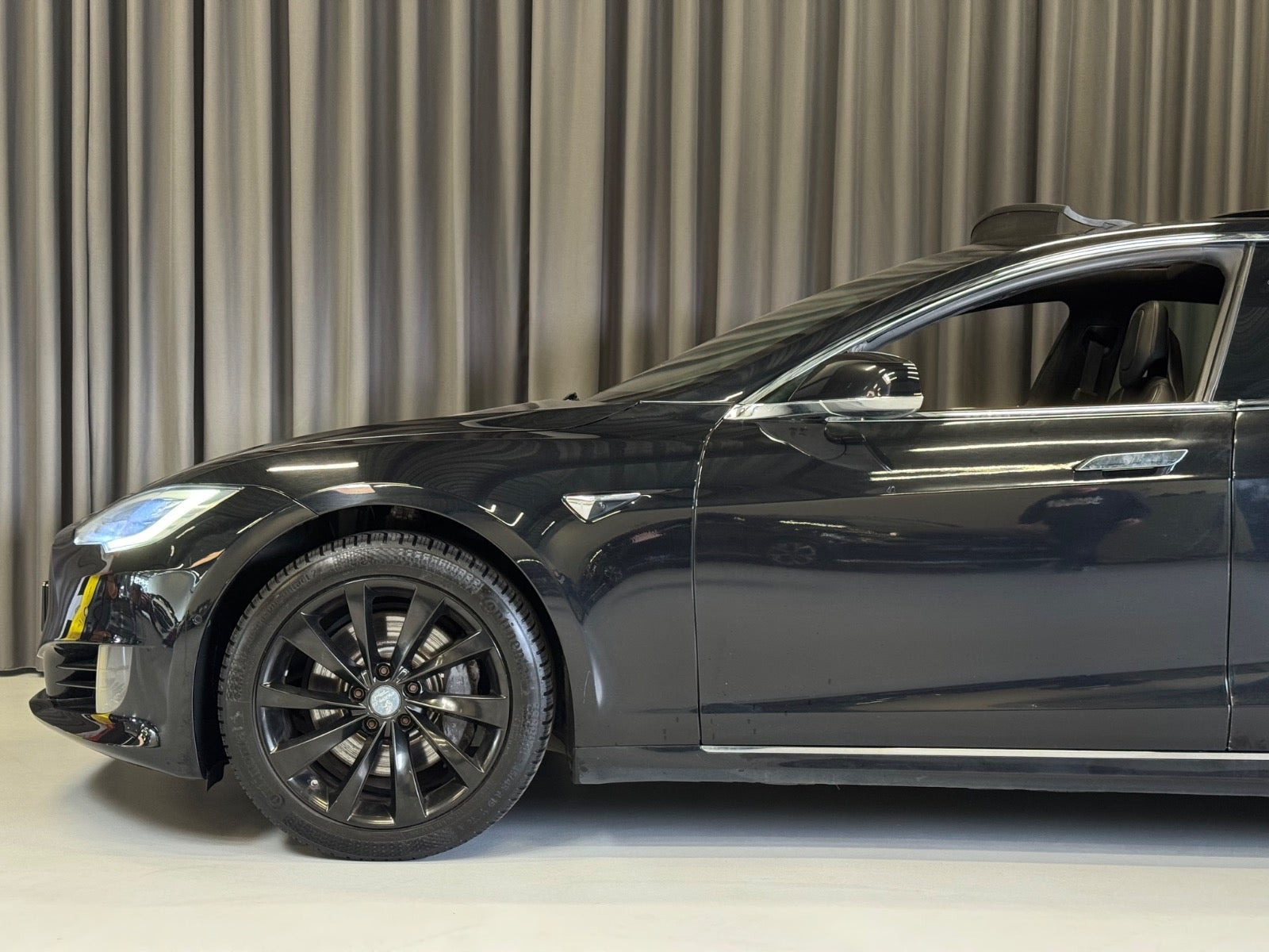 Sort Tesla Model S fra 2017