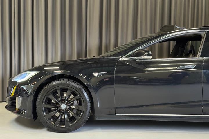 Sort Tesla Model S fra 2017