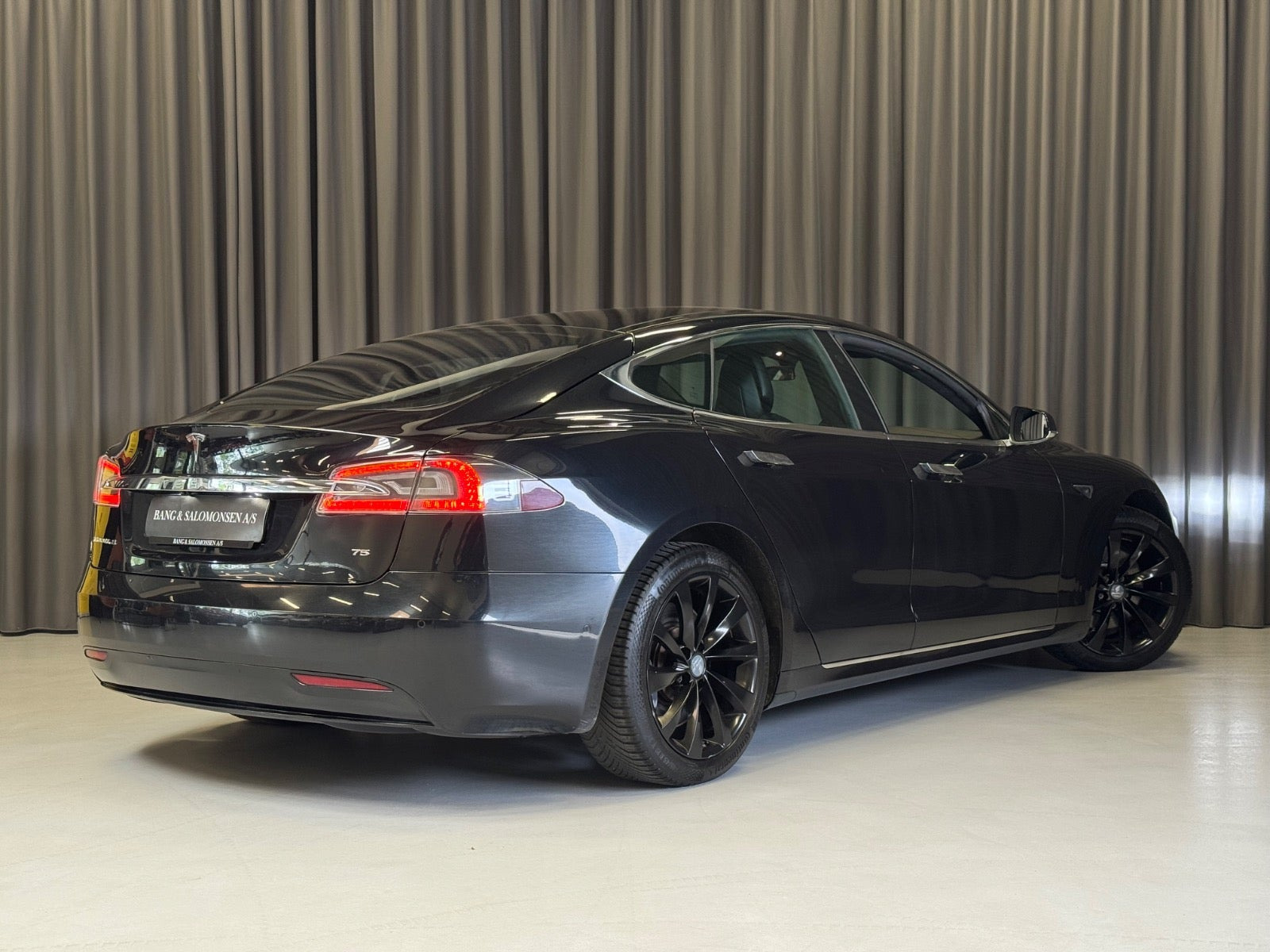 Sort Tesla Model S fra 2017