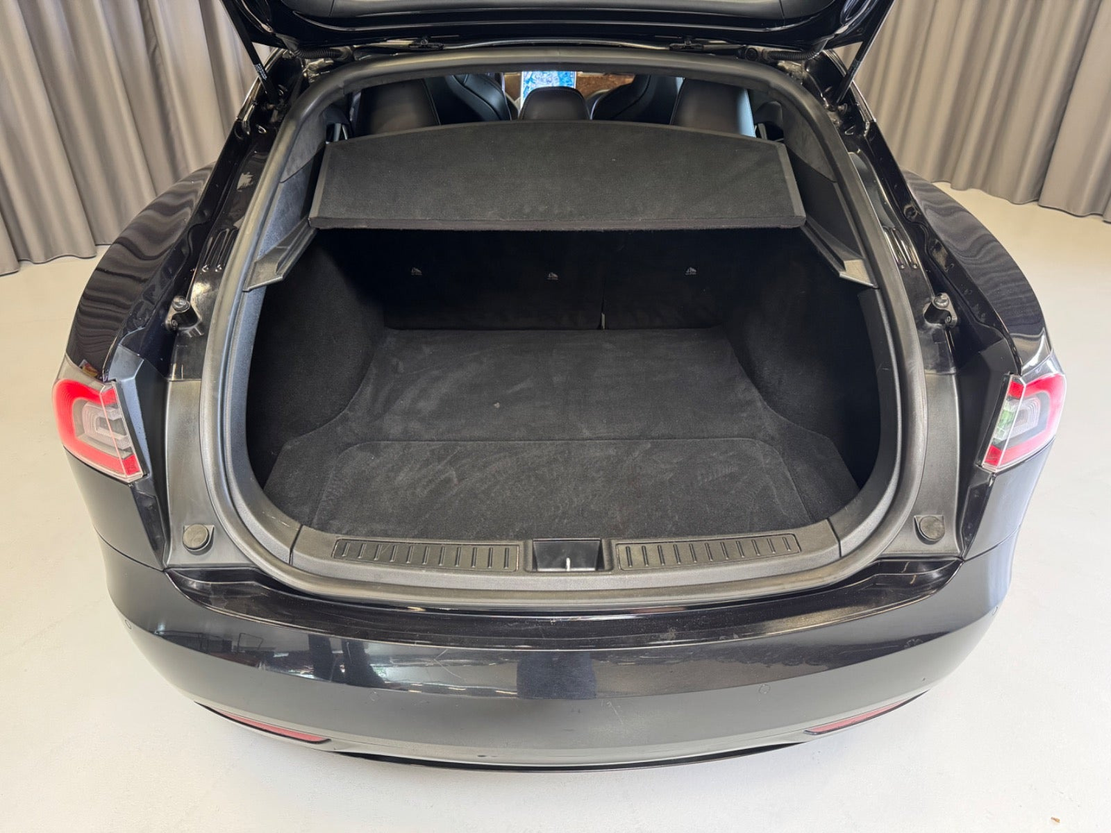 Sort Tesla Model S fra 2017