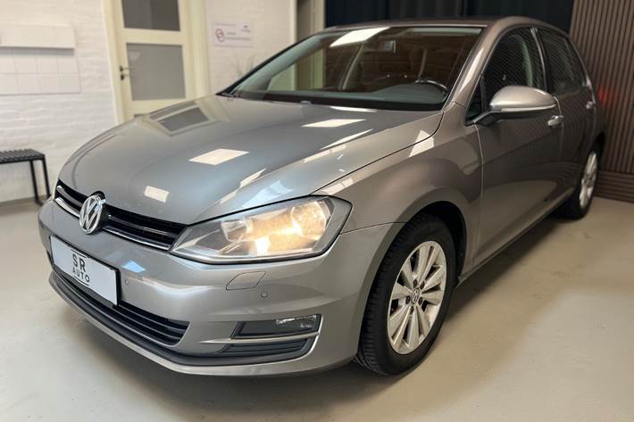 Grå VW Golf VII fra 2014