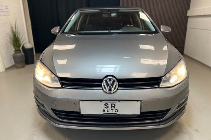 Grå VW Golf VII fra 2014