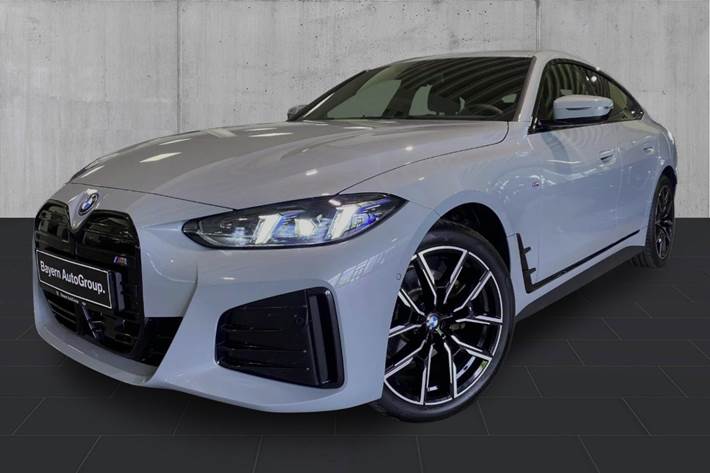 Grå BMW i4 fra 2026