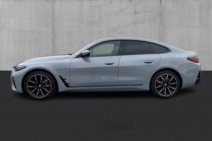 Grå BMW i4 fra 2026