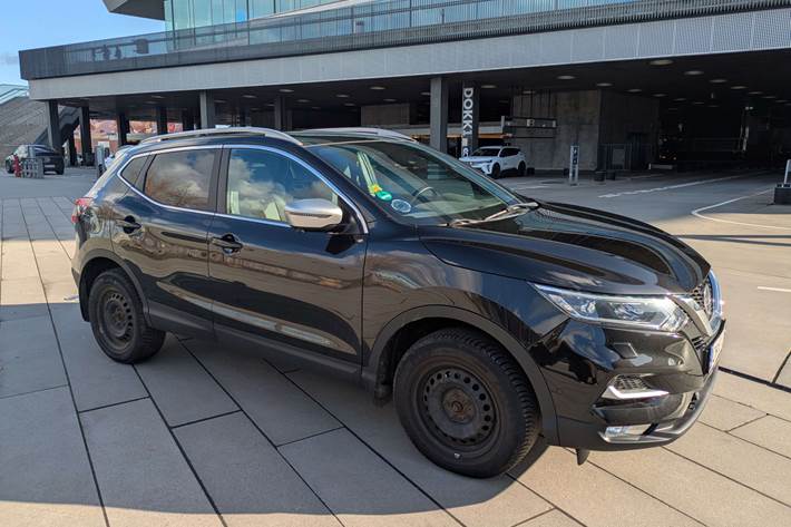 Sort Nissan Qashqai fra 2019 set udefra