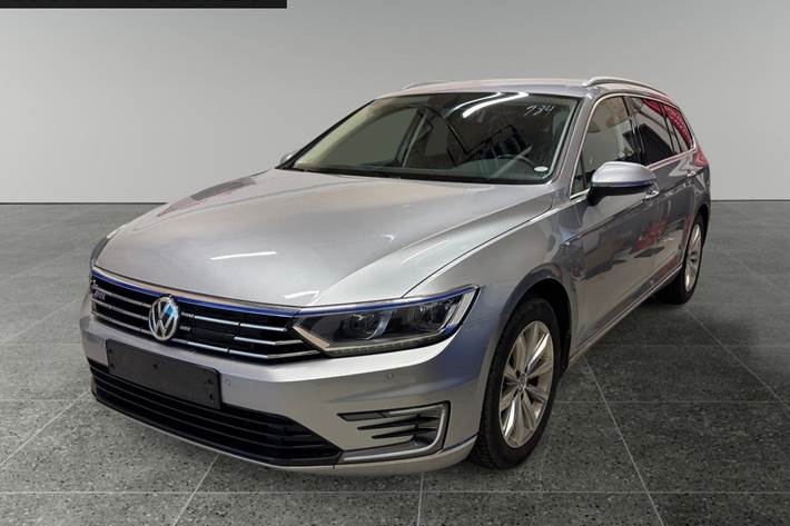 Sølv VW Passat fra 2018 set udefra