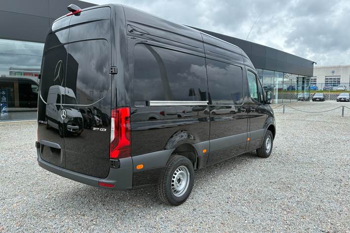 Sort Mercedes Sprinter 317 fra 2026