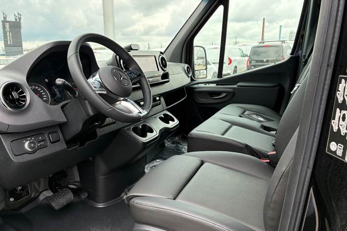 Sort Mercedes Sprinter 317 fra 2026