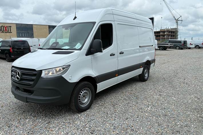 Hvid Mercedes Sprinter 317 fra 2025
