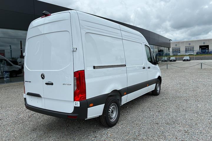 Hvid Mercedes Sprinter 317 fra 2025