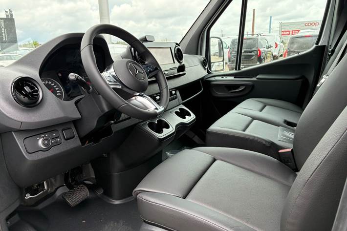Hvid Mercedes Sprinter 317 fra 2025
