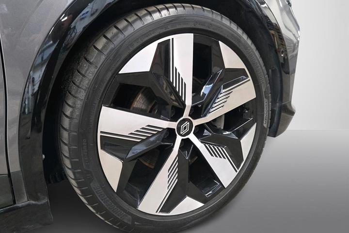 Grå Renault Megane E-Tech fra 2022