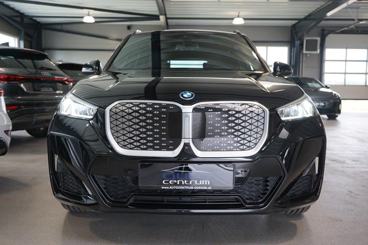 Sort BMW iX1 fra 2025