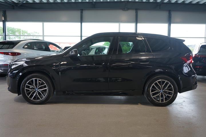 Sort BMW iX1 fra 2025