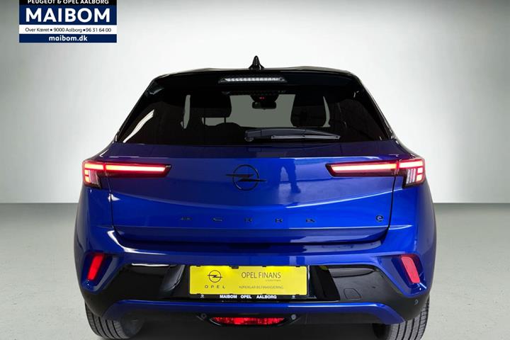 Blå Opel Mokka-e fra 2025