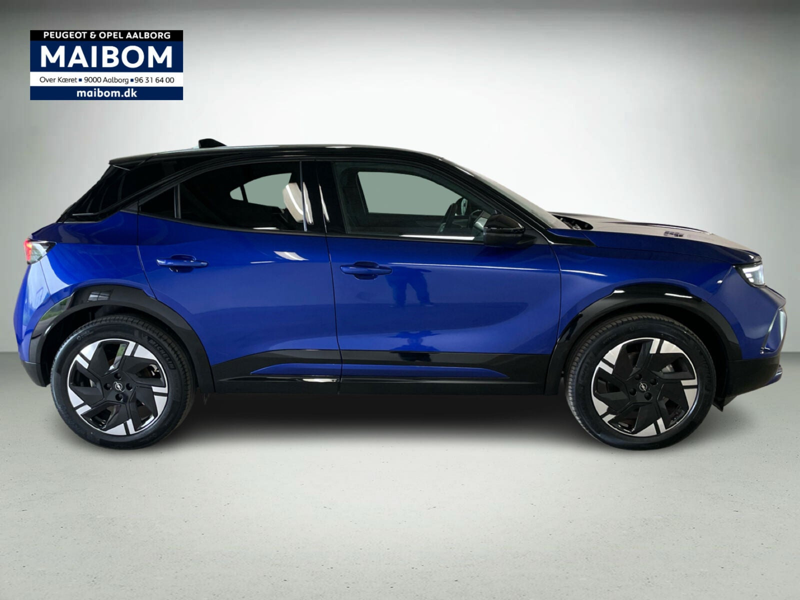 Blå Opel Mokka-e fra 2025