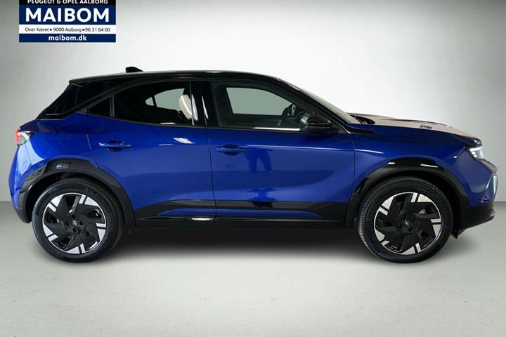 Blå Opel Mokka-e fra 2025