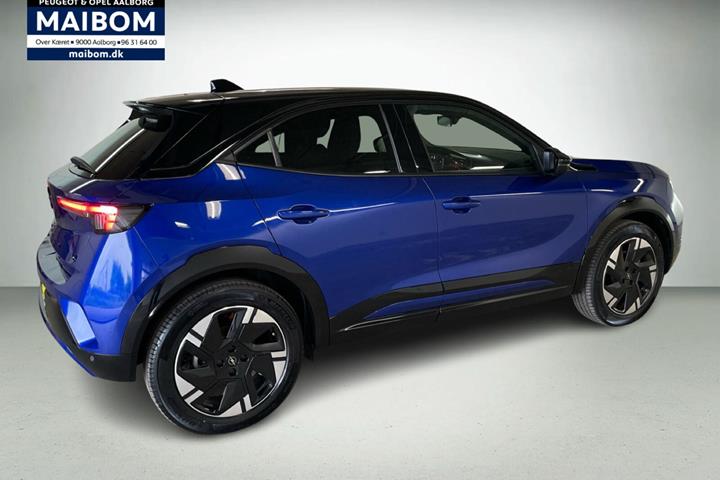 Blå Opel Mokka-e fra 2025