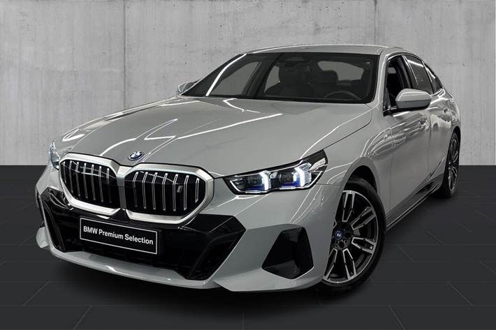 Grå BMW i5 fra 2024