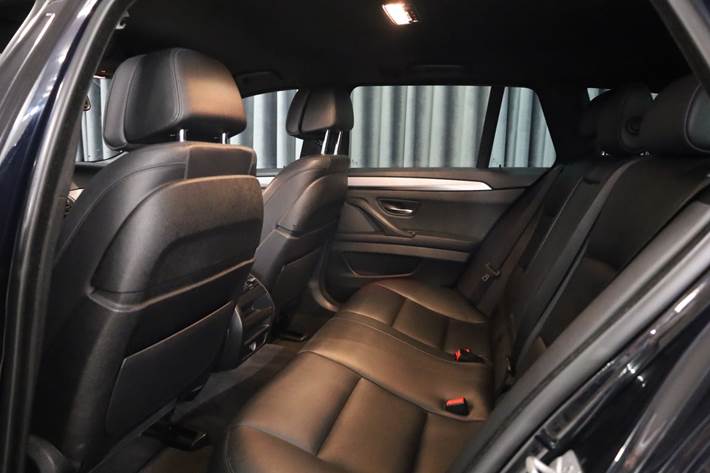Blå BMW 530d fra 2016