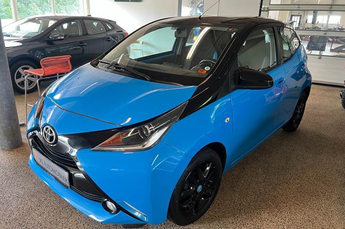 Blå Toyota Aygo fra 2015 set udefra