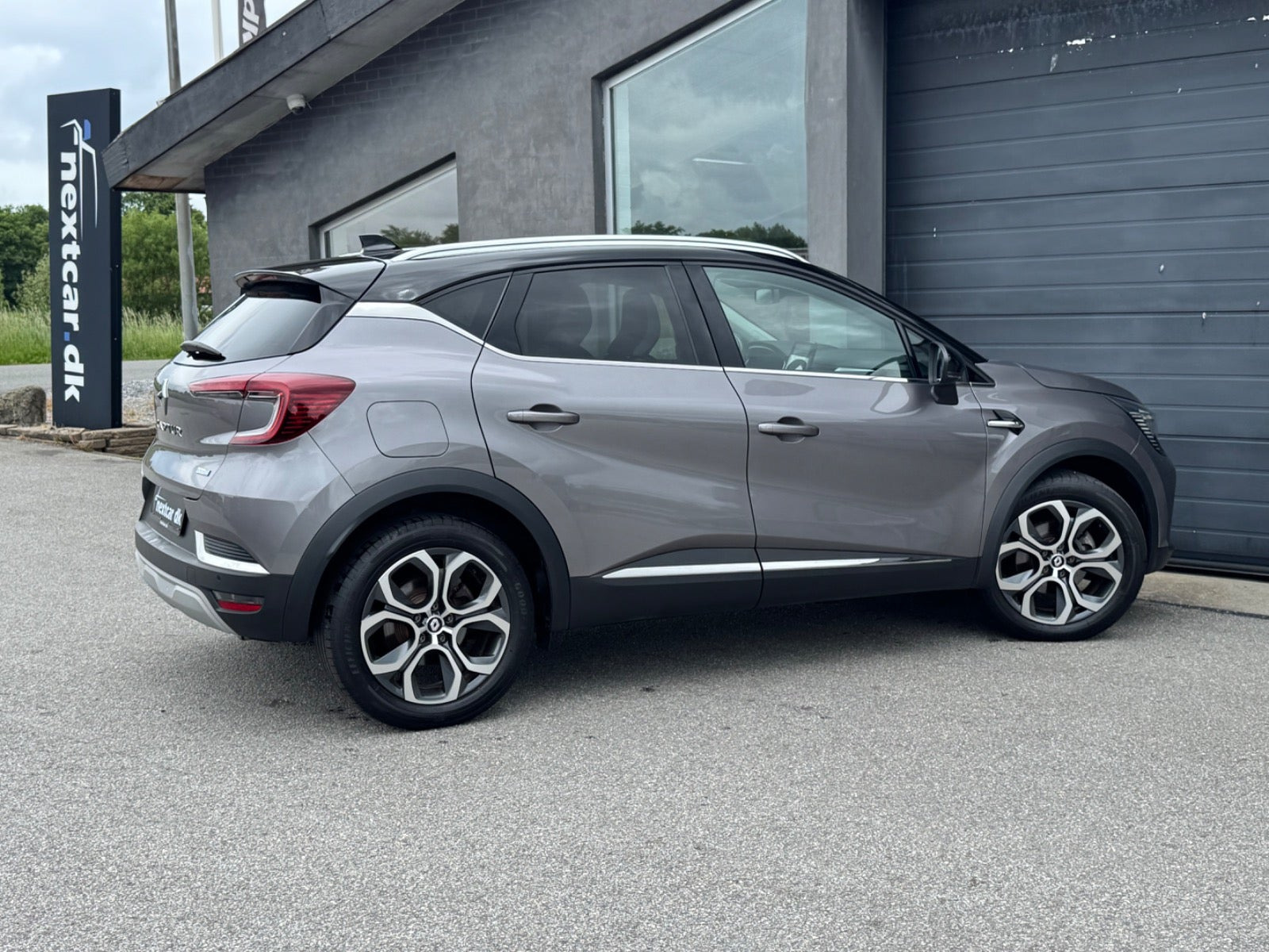 Grå Renault Captur fra 2022