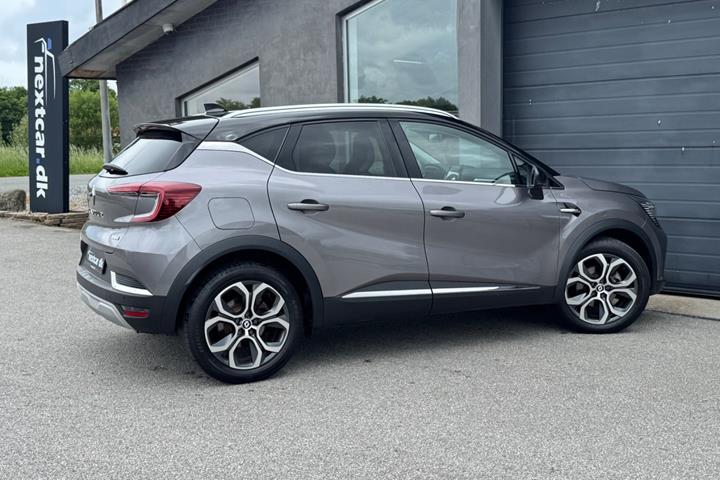 Grå Renault Captur fra 2022