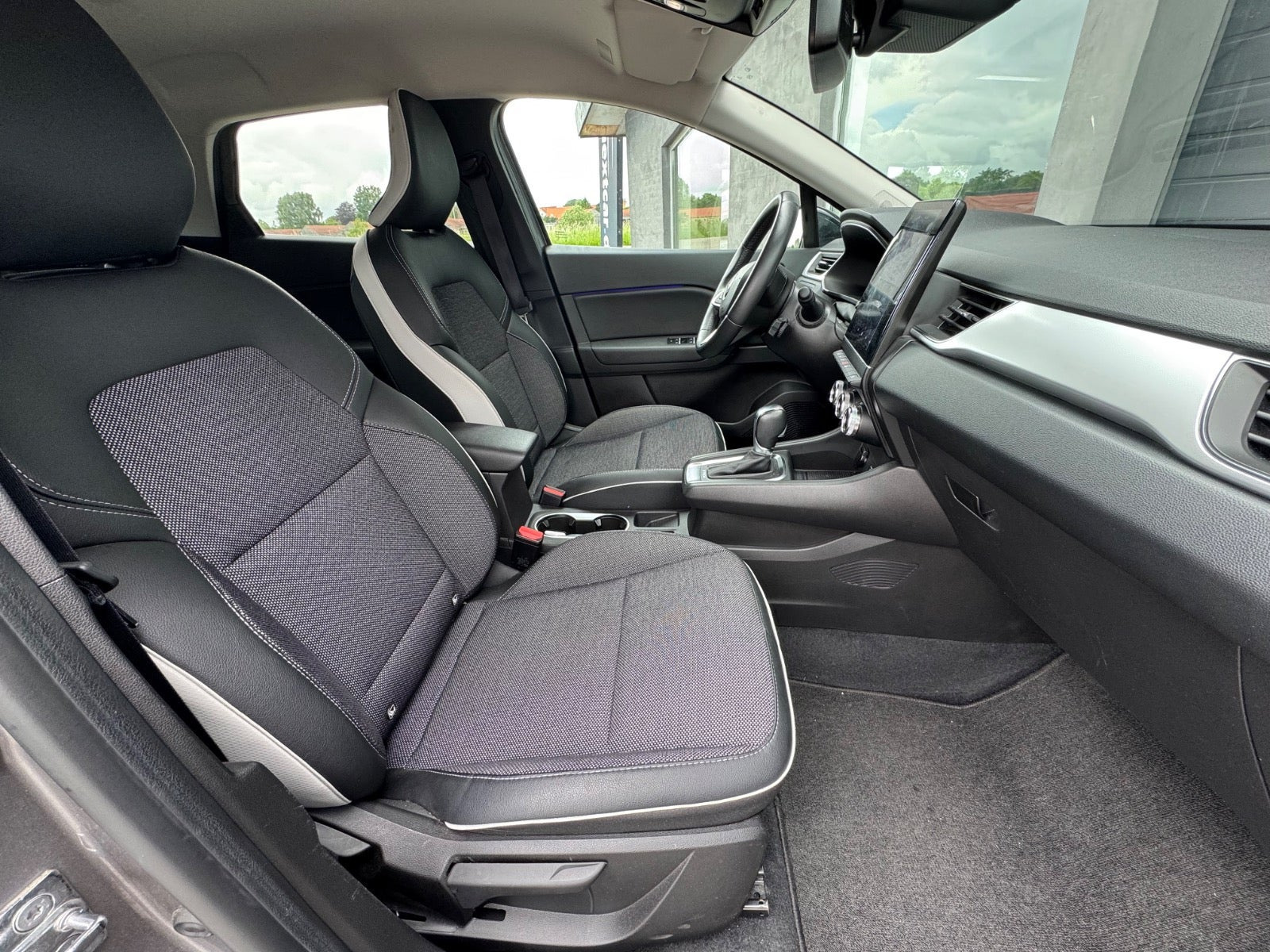 Grå Renault Captur fra 2022