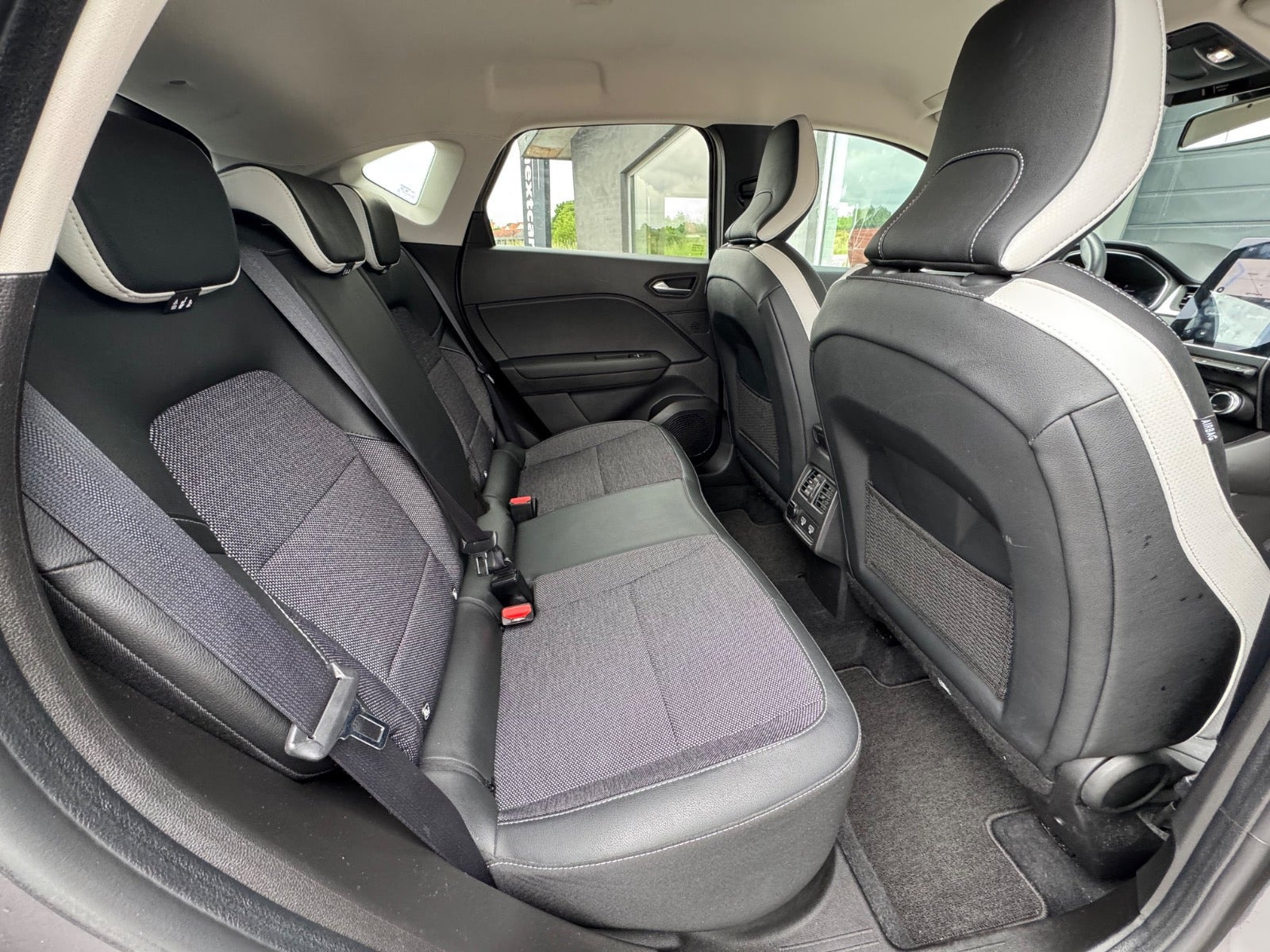 Grå Renault Captur fra 2022