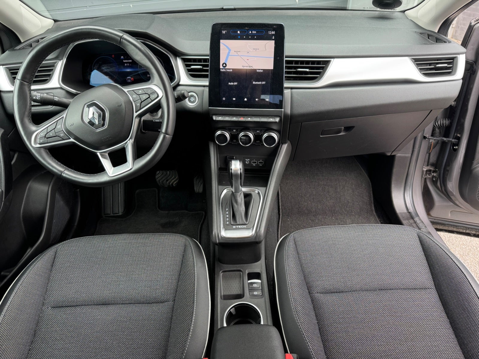Grå Renault Captur fra 2022