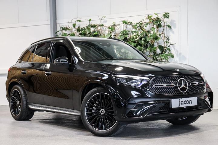 Sort Mercedes GLC300 e fra 2023 set udefra