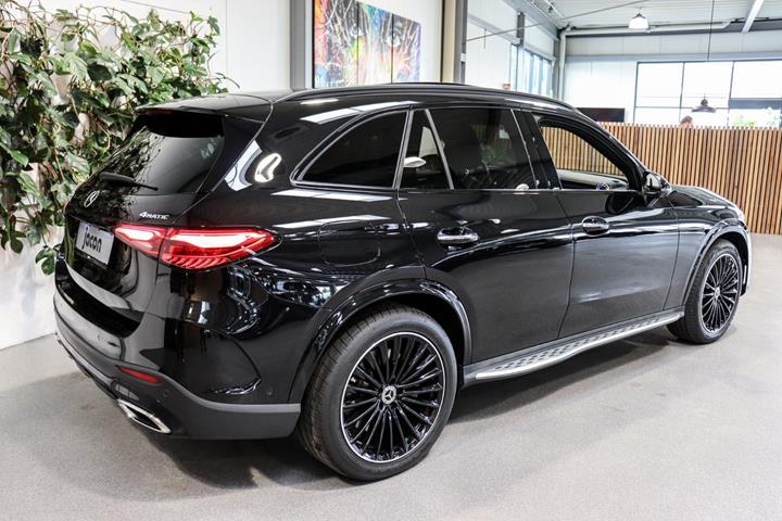 Sort Mercedes GLC300 e fra 2023