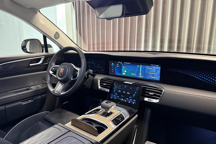 Hvid Hongqi E-HS9 fra 2024