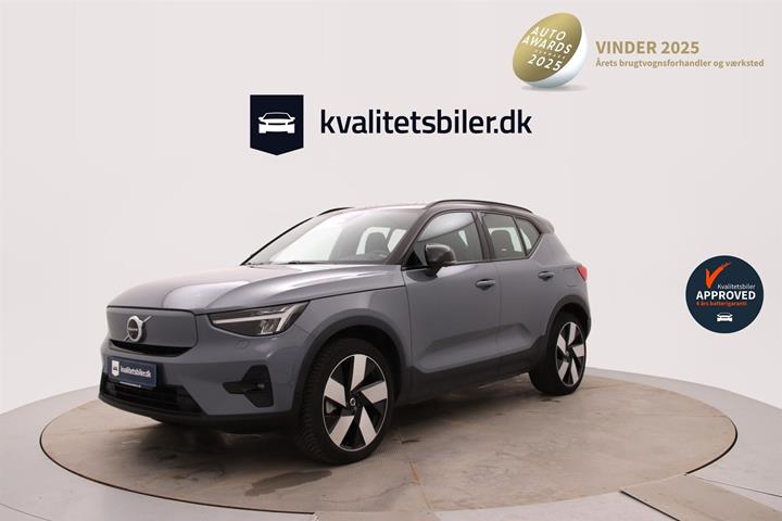 Grå Volvo XC40 fra 2022 set udefra