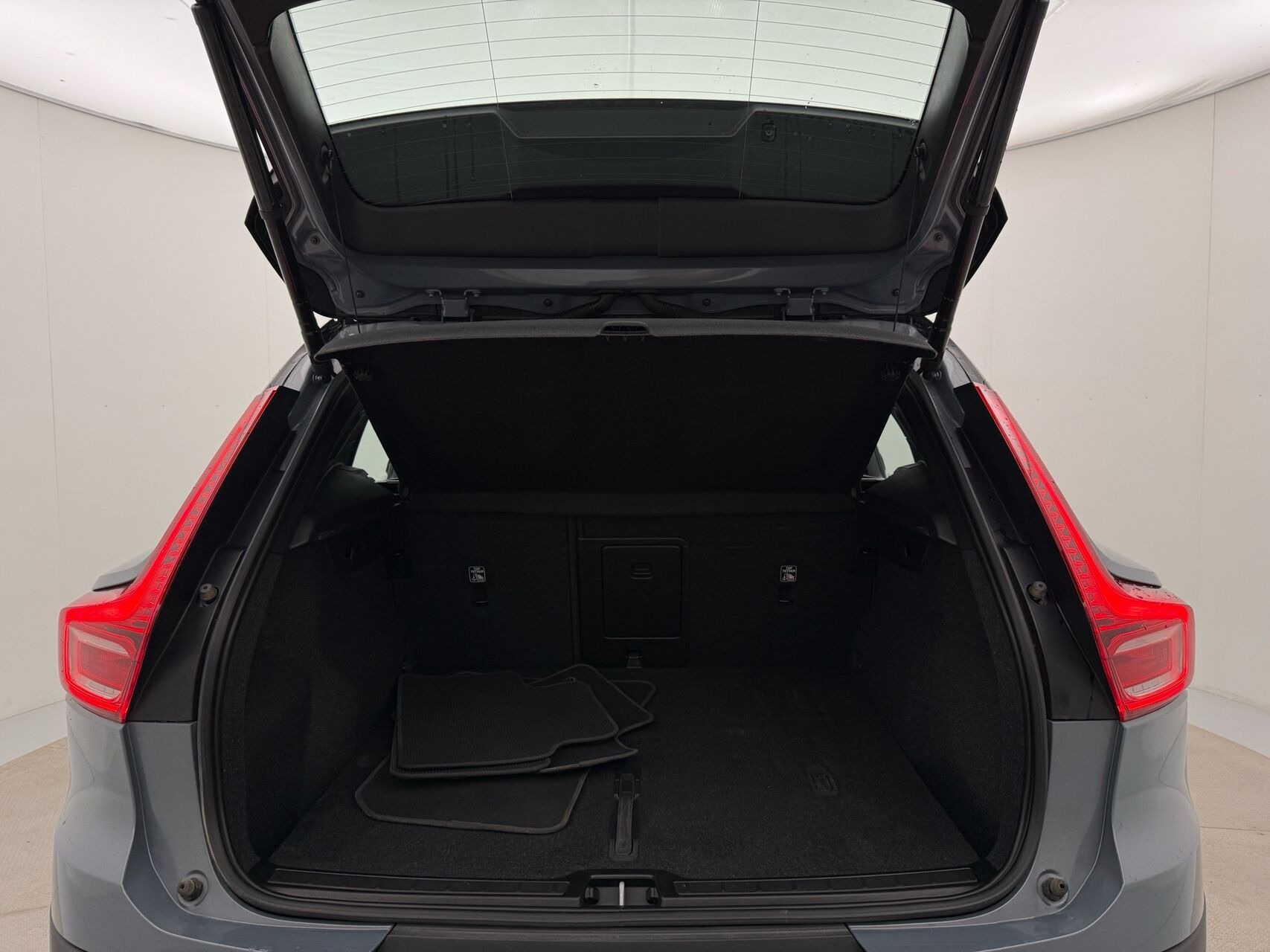 Grå Volvo XC40 fra 2022